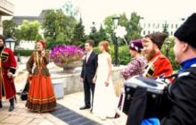 Bir düğün için Kazak topluluğu Bir Kazak topluluğunu bir düğüne davet etmek için nedenler