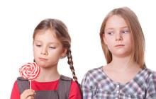 Детская зависть: как распознать, что делать и чем опасна Как объяснить маленьким детям что завидовать плохо