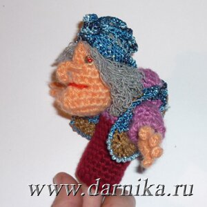 Баба Яга притворяется добренькой