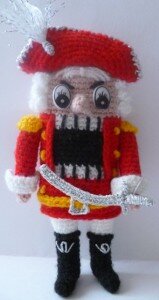 Щелкунчик вязаная пальчиковая игрушка